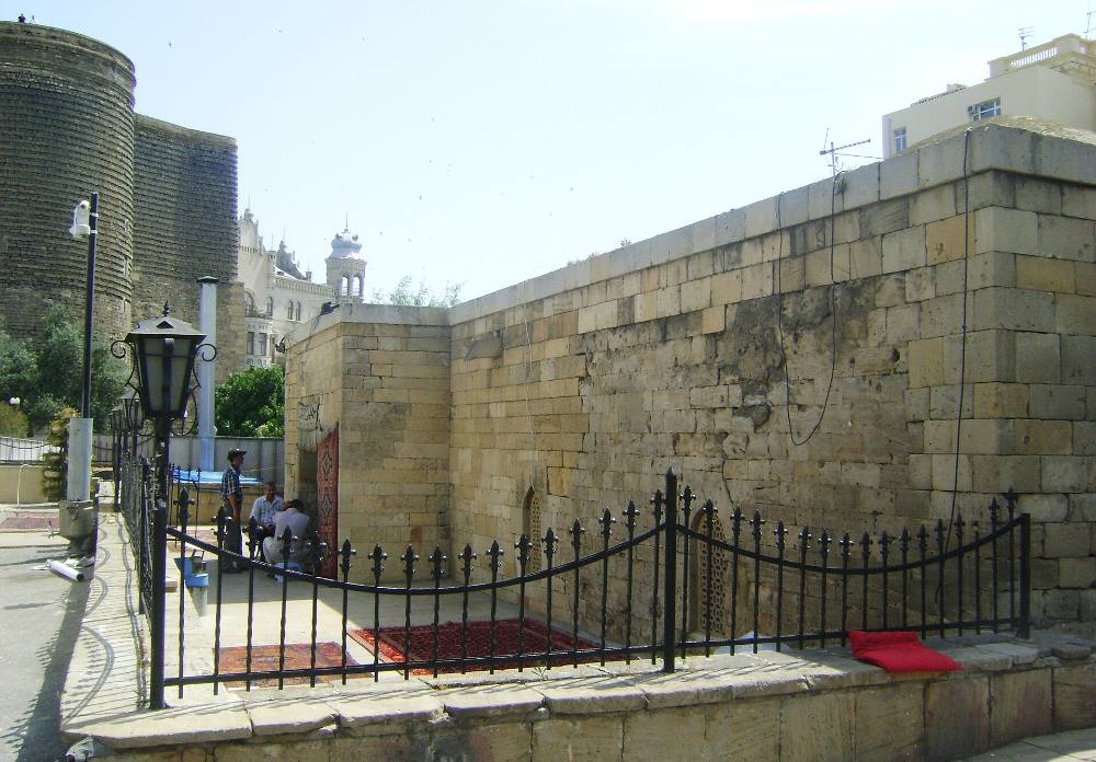 Passeio a pé gratuito para descobrir a arte urbana e o lado único de Baku – Murais, bairros criativos e cultura moderna