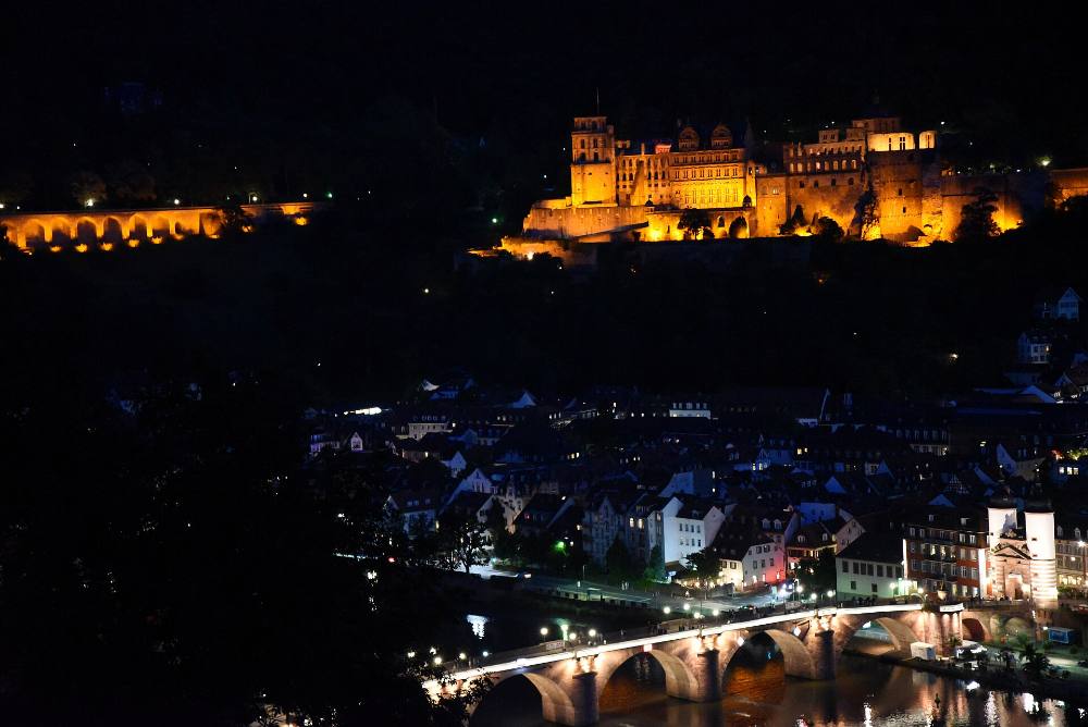Tour a pie gratuito nocturno y leyendas de Heidelberg – Mitos, misterios y callejones iluminados