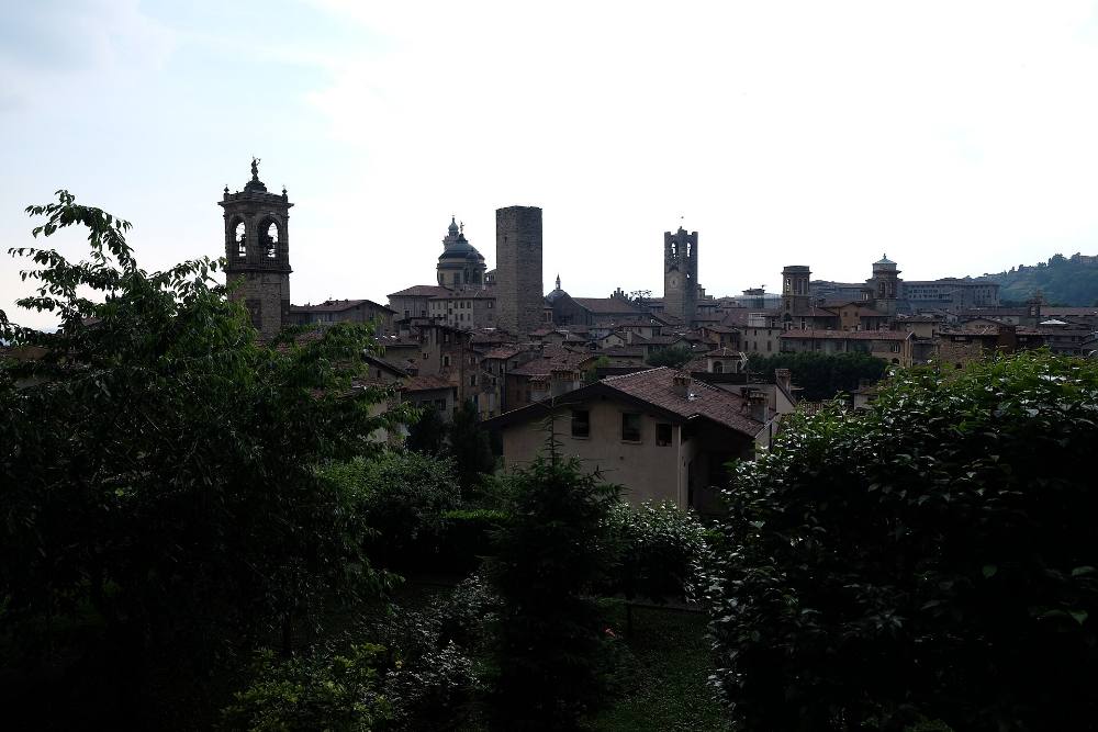 Tour a piedi gratuito: arte di strada e quartieri alternativi di Bergamo – murales, distretti creativi e cultura contemporanea