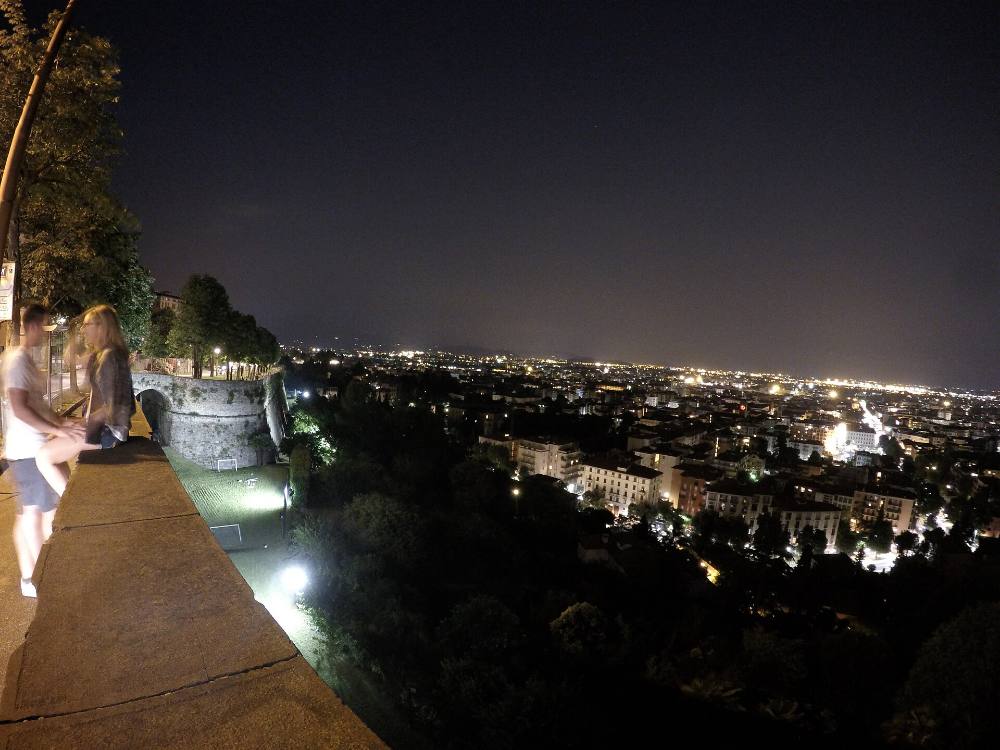 Tour serale gratuito a piedi e leggende di Bergamo – Miti, misteri e vicoli illuminati