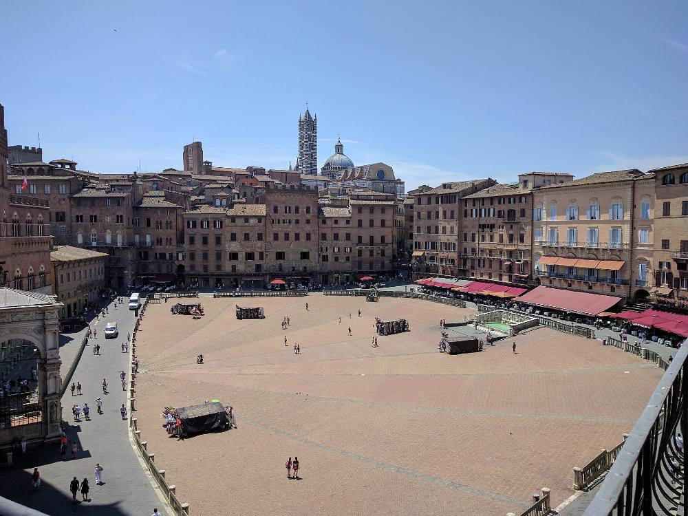 Tour a pie gratuito por el arte urbano y el lado alternativo de Siena: murales, distritos creativos y cultura moderna