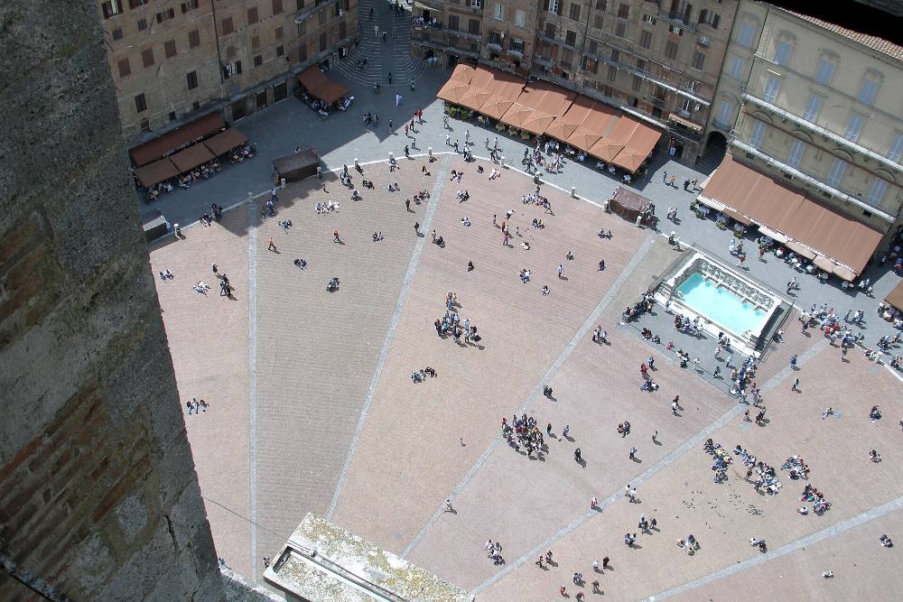 Tour a pie gratuito por la noche y las leyendas de Siena: mitos, misterios y callejones iluminados
