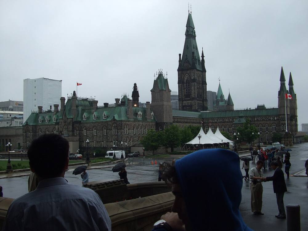 Lendas de Ottawa e Tour a Pé Gratuito Noturno – Mitos, Mistérios e Becos Iluminados por Lanternas