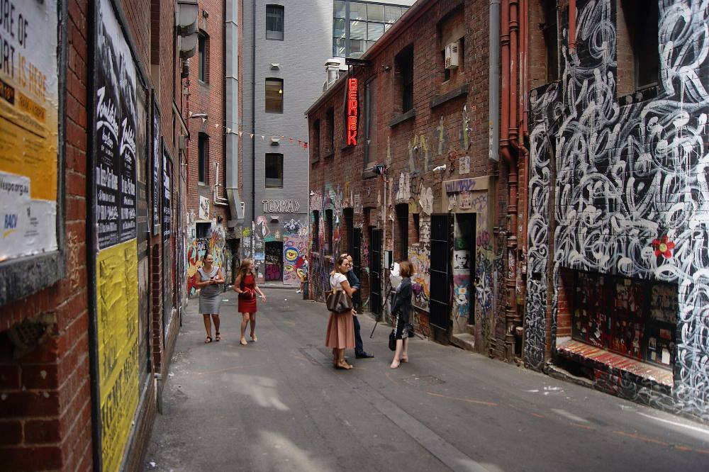 Tour a pie gratuito nocturno: Leyendas de Melbourne – Mitos, misterios y callejones a la luz de las farolas