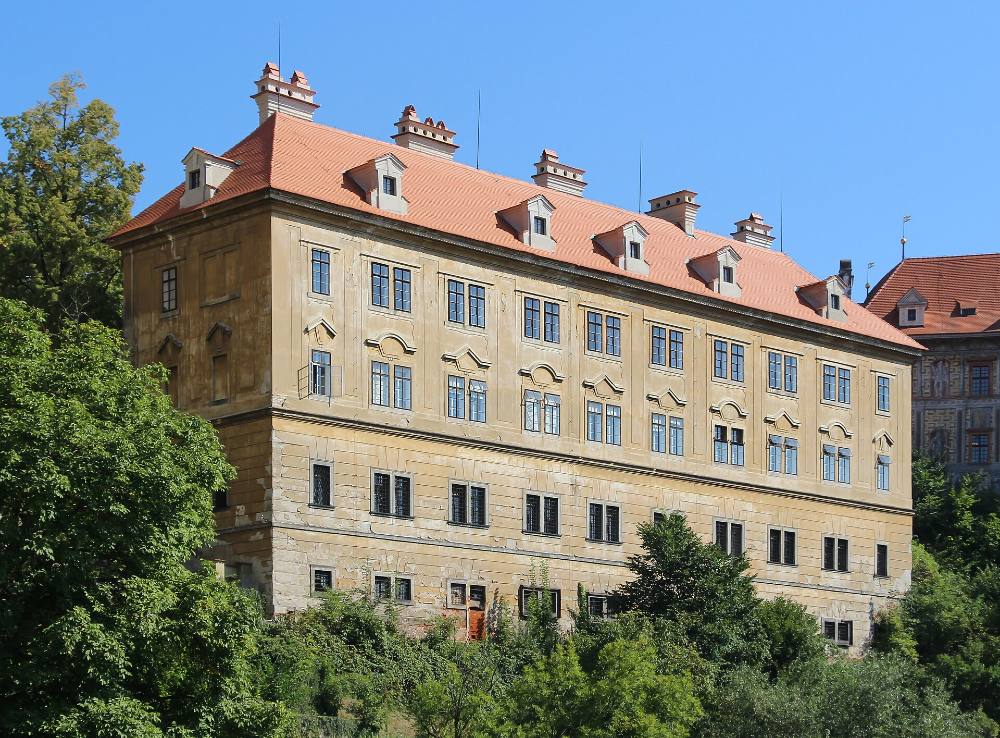 Tour a pie gratuito por el arte callejero y la escena alternativa de Český Krumlov: murales, barrios creativos y cultura contemporánea