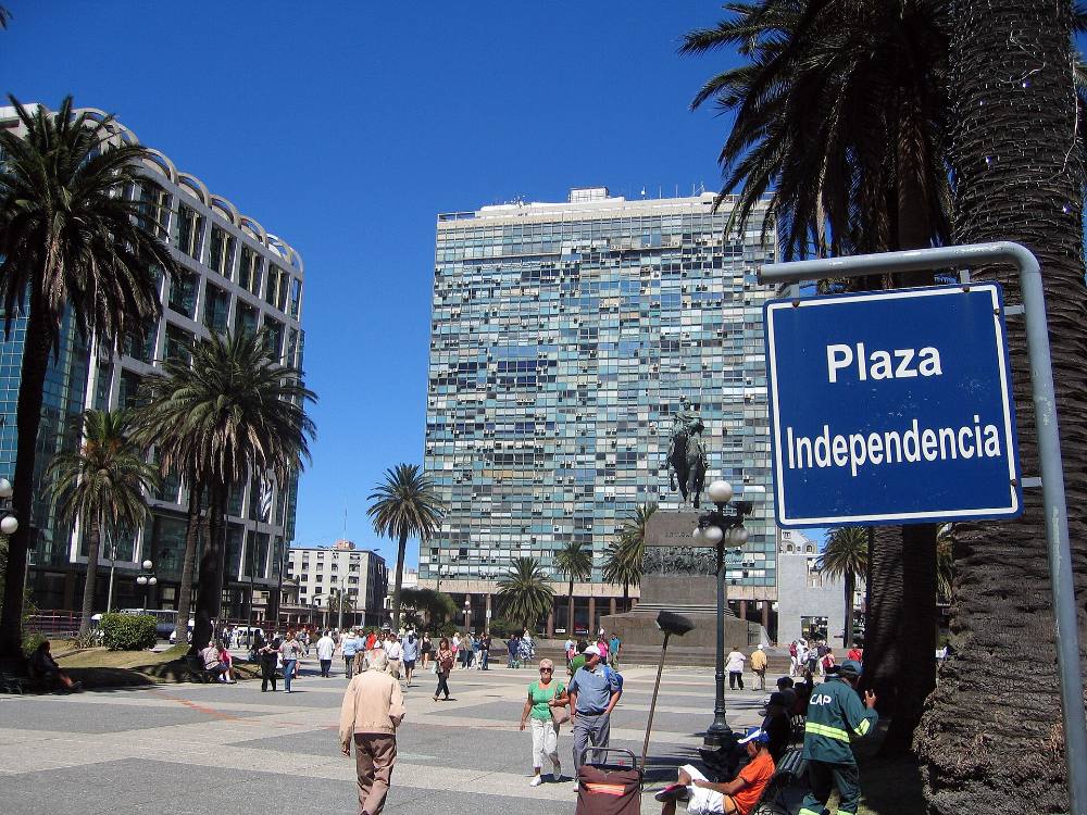 Free Walking Tour to Discover Hidden Gems & Local Life in Montevideo – Secret Corners & Neighborhood Stories