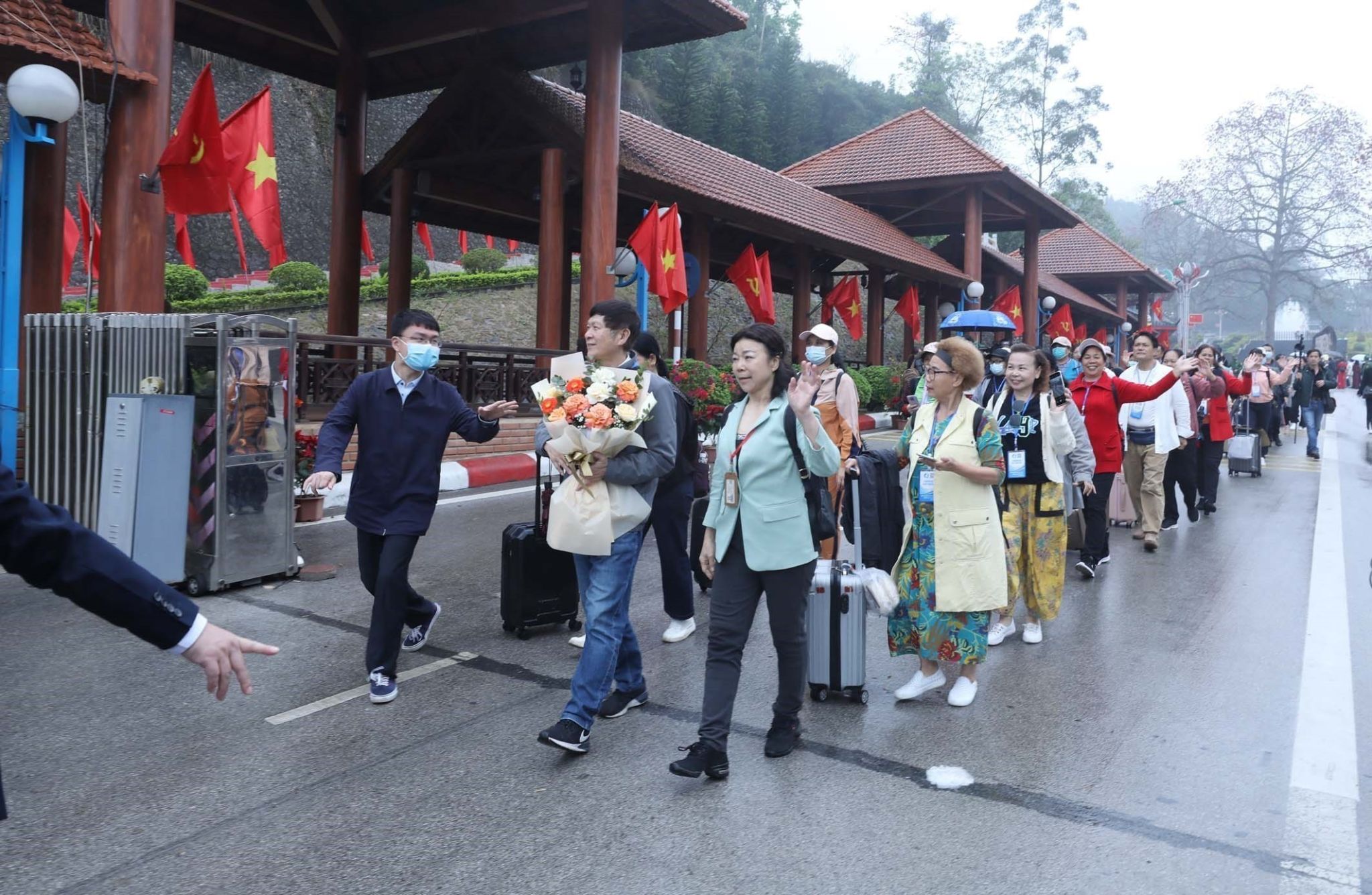 (Guia turístico da China) Serviço de aluguel de guia em vietnamita para turistas chineses no Vietnã