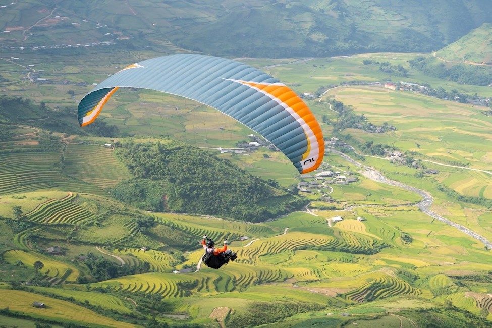 Ein Tag Quảng Ninh Reise: Paragleiten über Hoành Bồ – Das Erlebnis des Flugtraums