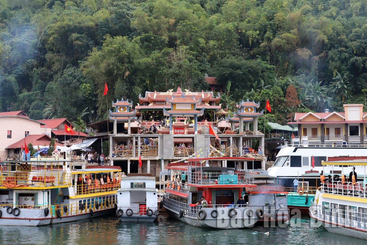 Hoa Binh 1-Day Tour: Thung Nai Beckons