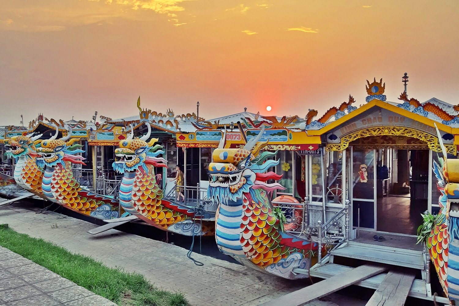 Tour de Huế de 1 Dia Barato – Ida de Carro e Volta de Barco Romântica