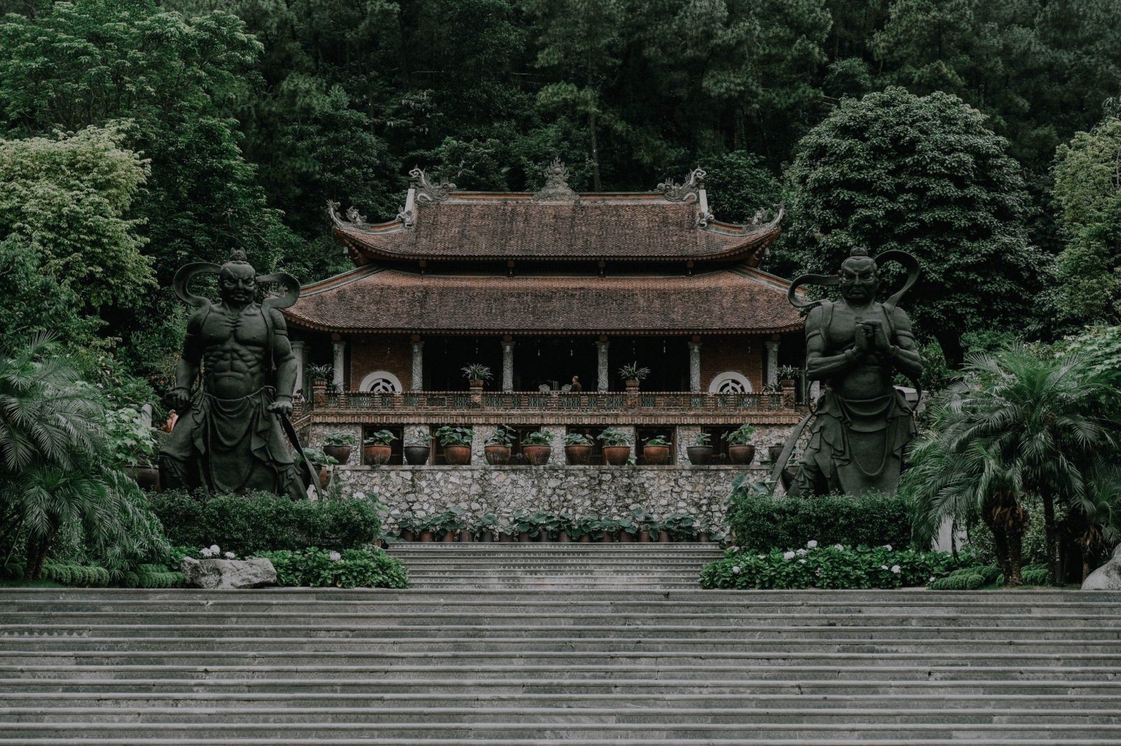 1-tägige spirituelle Tour durch Hà Nam: Tam-Chúc-Pagode – Địa Tạng Phi Lai Tự – Tiên-Pagode – Bầu-Pagode