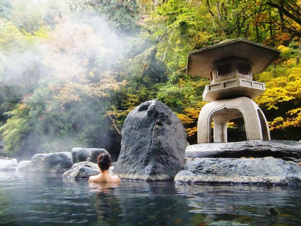 岘港神财山旅游团：体验温泉浴