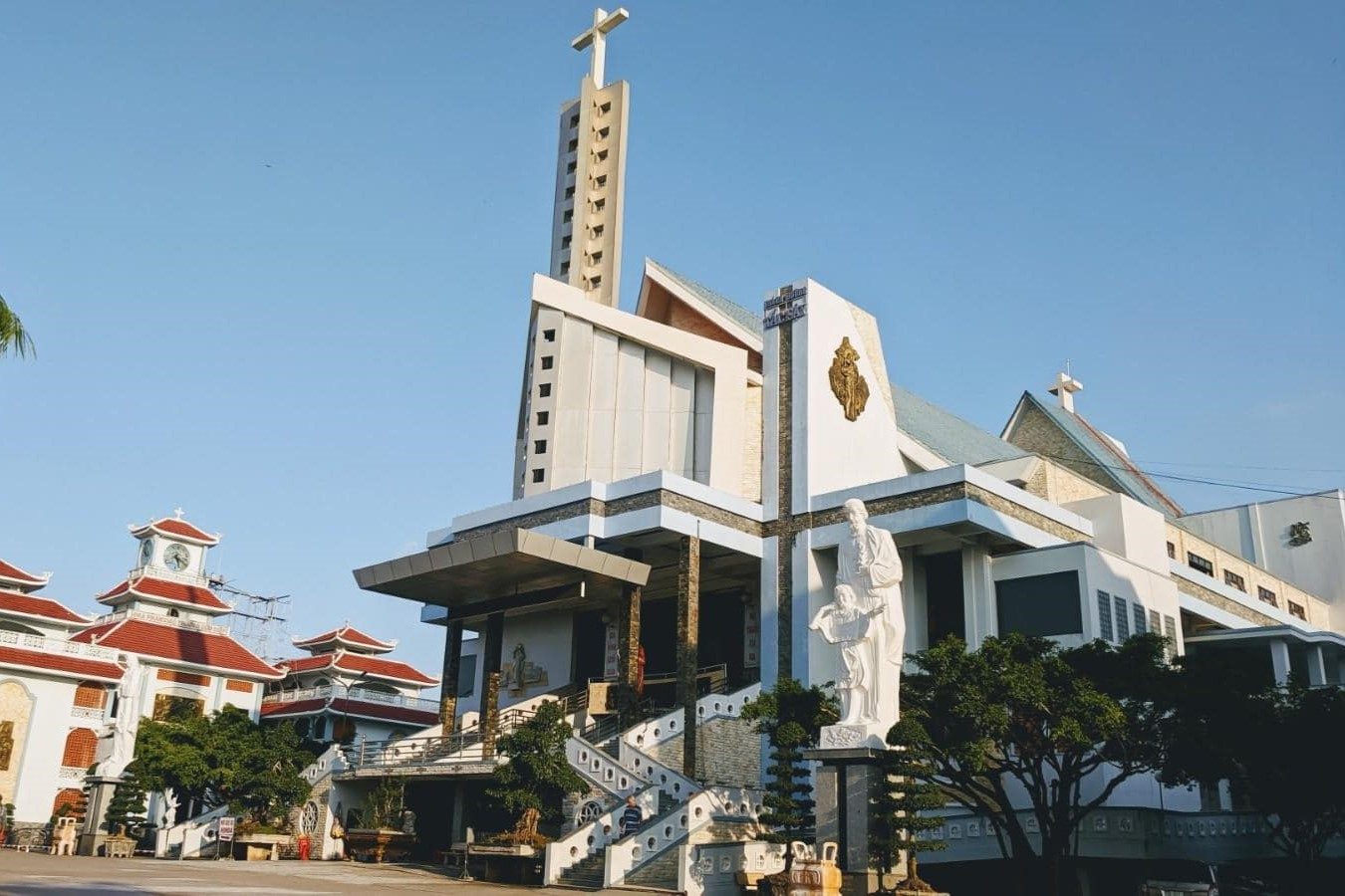 Tour Bạc Liêu 1N1Đ: Nhà Thờ Tắc Sậy – Quan Âm Nam Hải – Điện Gió