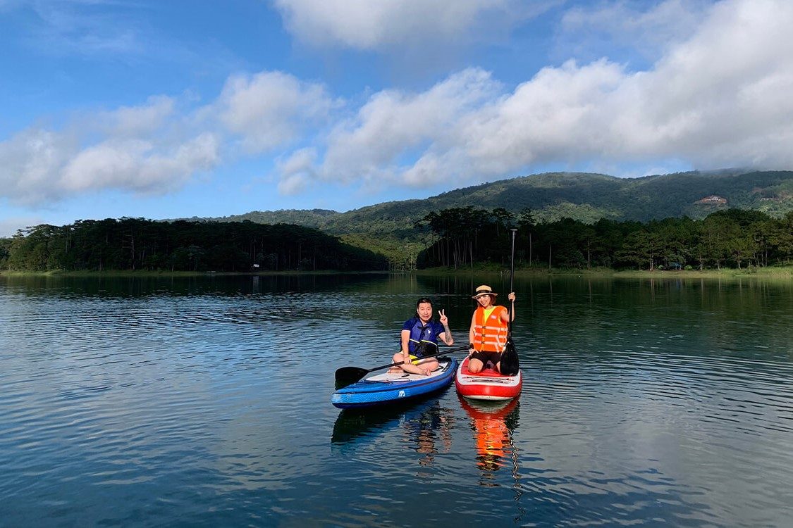Tour de SUP no Lago Tuyền Lâm – Um Dia Desfrutando das Cores do Outono de Đà Lạt