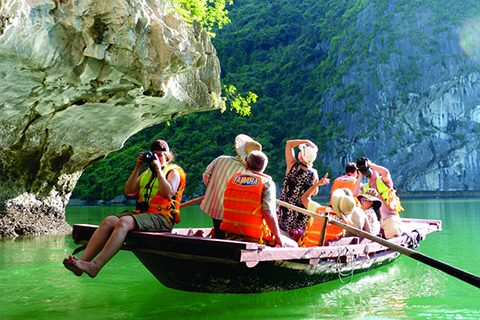 Circuit dans la baie d'Hạ Long 2J1N : une expérience complète de la beauté naturelle