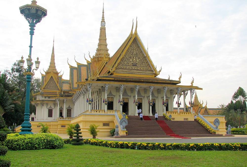 Kenali ibu kota tepi sungai Kemboja dalam lawatan berjalan kaki percuma di pusat Phnom Penh ini. Bersama pemandu tempatan, anda akan mengagumi menara runcing keemasan Istana Diraja dan Pagoda Perak, bersiar-siar di Dermaga Sisowath yang berangin tempat Sungai Tonlé Sap dan Mekong bertemu, serta melawat Wat Ounalom yang bersejarah. Kagumi kubah art-deco Pasar Sentral, panjat bukit hijau Wat Phnom yang memberi nama kepada kota ini, dan dengar kisah menyentuh tentang empayar, zaman penjajahan Perancis dan ketabahan. Dapatkan tip orang dalam tentang amok, kopi ais dan tempat terbaik di tepi sungai. Sertai secara percuma — hanya berikan tip kepada pemandu anda mengikut nilai yang anda rasakan pada akhir lawatan. Nota: kemasukan ke kawasan Istana Diraja memerlukan tiket berasingan.