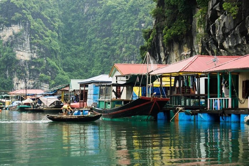 Tour Vịnh Lan Hạ 1 Ngày – Chèo Kayak Giữa Biển Xanh Tuyệt Đẹp
