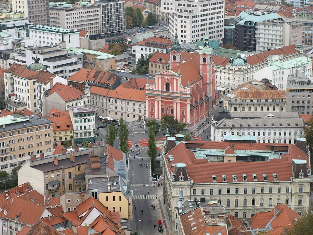 Lasciati conquistare dalla piccola capitale verde della Slovenia in questo tour a piedi gratuito del suggestivo centro storico di Lubiana. Con una guida locale vi ritroverete in Piazza Prešeren, accanto alla rosa Chiesa francescana e all'elegante Triplo Ponte, ammirerete l'architettura di Jože Plečnik lungo il fiume Ljubljanica color smeraldo e attraverserete il celebre Ponte dei Draghi. Passeggerete lungo le rive costeggiate da caffè, il Municipio e il colonnato del mercato, e alzerete lo sguardo verso il castello in cima alla collina. Ascolterete storie di draghi, terremoti e di una città costruita per le persone, e riceverete consigli da insider su potica, vino locale e le migliori terrazze lungo il fiume. La partecipazione è gratuita: al termine, lasciate semplicemente alla guida una mancia dell'importo che ritenete opportuno.