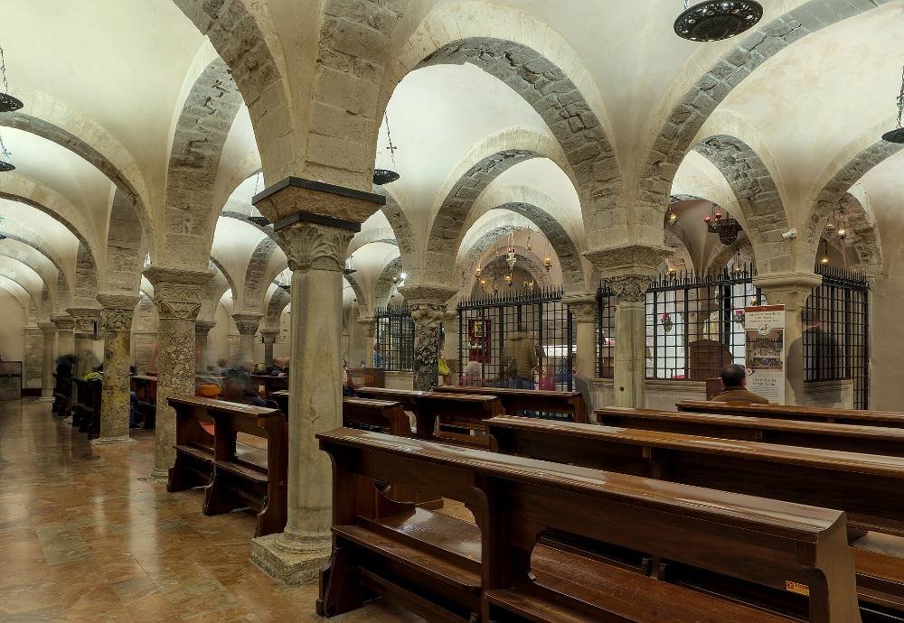 Bari Free Walking Tour – Old Town Alleys, Saint Nicholas & the Adriatic Seafront