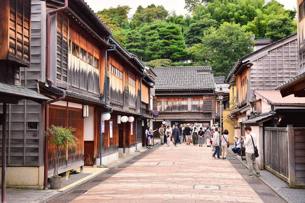 Kanazawa Free Walking Tour – Samurai District, Geisha Teahouses & Old Japan