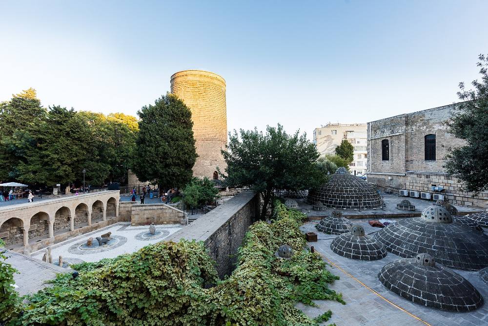 Visite libre à pied de Bakou – vieille ville fortifiée, Tour de la Vierge et capitale de la mer Caspienne
