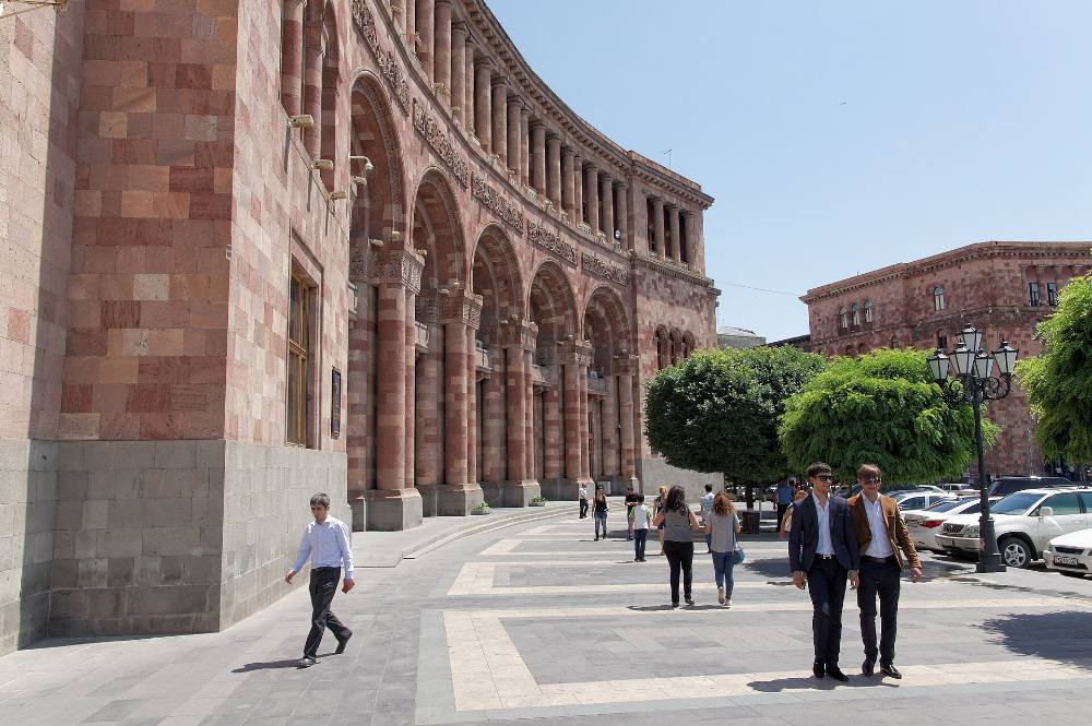 Tour a piedi gratuito di Yerevan – Città Rosa, Piazza della Repubblica e Armenia antica